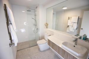 霍巴特萨拉曼卡公寓式酒店的一间带水槽、卫生间和镜子的浴室