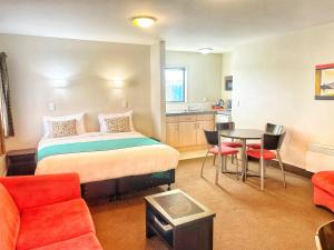 阿什伯顿阿什伯顿贝拉维斯塔汽车旅馆的酒店客房带一张床、一张桌子和椅子