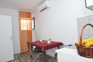 普洛切Family friendly apartments with a swimming pool Bacina, Neretva Delta - Usce Neretve - 15309的厨房配有一张桌子和两杯葡萄酒