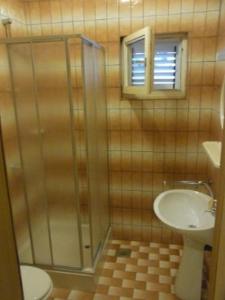 库希斯特Apartments by the sea Viganj, Peljesac - 15341的带淋浴、卫生间和盥洗盆的浴室
