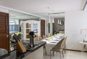 拉巴拉德纳圣米格尔Apartamento em Barra Bali, Resort de Luxo - Destino BSM 329的用餐室配有长桌和椅子