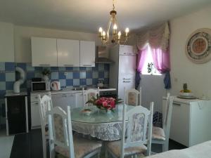 KijevoFamily friendly house with a parking space Kijevo, Zagora - 15414的厨房里摆放着鲜花桌