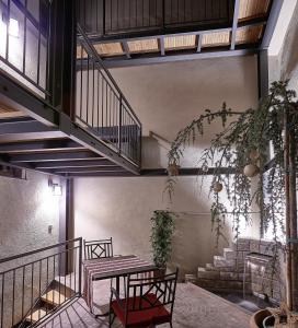 罗滕堡霍夫布鲁嫩公寓的配有桌椅和楼梯的房间