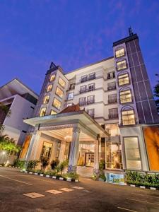 日惹Grand Serela Yogyakarta by KAGUM Hotels的一座白色的大建筑,前面设有一个凉亭