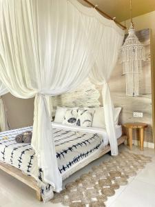 乌鲁瓦图Incense Impossible Beach-Adults Only的卧室配有带白色窗帘的天蓬床