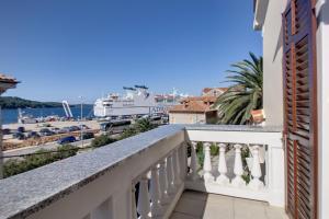 木洛希尼Apartments by the sea Mali Losinj (Losinj) - 15576的享有水景和游船景致的阳台