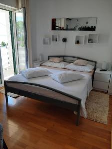 格拉达茨Apartments by the sea Gradac, Makarska - 15642的一间卧室设有两张床和大窗户