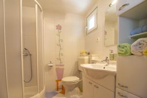 奥库格哥恩基Apartments by the sea Okrug Donji, Ciovo - 15655的浴室配有卫生间、盥洗盆和淋浴。
