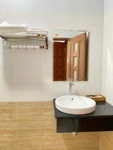 永熙Chau Gia Hotel的一间带水槽和镜子的浴室