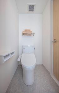 尾道市urashima INN - GANGI -的一间位于客房内的白色卫生间的浴室