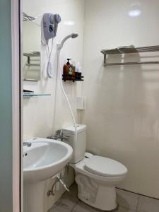奋起湖老老街 誠君民宿的白色的浴室设有卫生间和水槽。