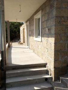 博格莫耶Secluded fisherman's cottage Cove Kozja, Hvar - 16058的一座带楼梯的建筑,通往窗户