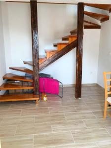 博格莫耶Secluded fisherman's cottage Cove Kozja, Hvar - 16058的客房设有双层床和木制楼梯。