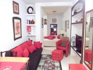 布拉采Apartments by the sea Blace, Neretva Delta - Usce Neretve - 16068的带沙发和红色枕头的客厅