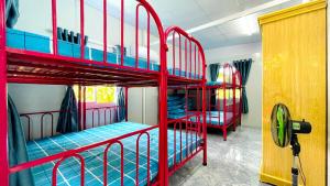 金兰Thanh Nhi Homestay的一间房间,里面设有两张红色双层床