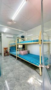 金兰Thanh Nhi Homestay的一间设有三张双层床的客房