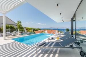 苏提万Seaside luxury villa with a swimming pool Sutivan, Brac - 16172的美景别墅 - 带游泳池