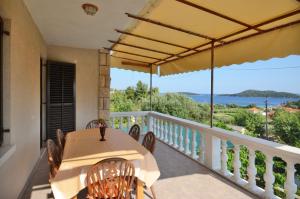 普利兹巴Apartments by the sea Prizba, Korcula - 16268的海景阳台上的桌子