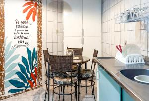 阿布拉奥Pousada Costa Verde的厨房配有桌椅和水槽。