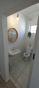 东伦敦StayMore的一间带水槽、卫生间和镜子的浴室