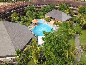 库塔峇里岛棕榈滩大酒店的享有度假村空中景致,设有游泳池