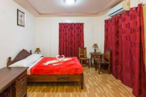 美岸Vostro e Nostra的一间卧室配有一张带红色毯子的床