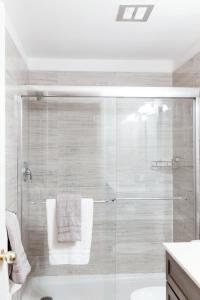 渥太华Modern, Luxurious Apartment near Downtown Ottawa的带淋浴的浴室和玻璃门