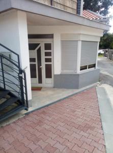 卡斯塔夫Apartments with a parking space Jusici, Opatija - 15874的前面有砖瓦车道的房子