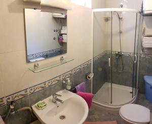 斯拉诺Apartments by the sea Slano, Dubrovnik - 15787的一间带水槽、淋浴和卫生间的浴室