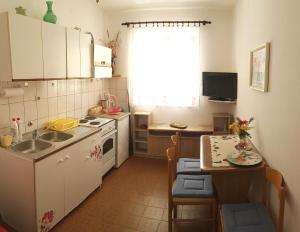 斯拉诺Apartments by the sea Slano, Dubrovnik - 15787的小厨房配有水槽和桌椅