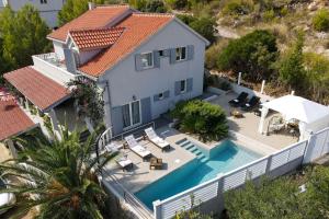 拉斯托伏Seaside house with a swimming pool Pasadur, Lastovo - 15847的享有带游泳池的房屋的空中景致