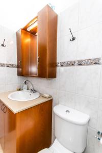 拉纳卡Reel Paradise Villa, Cyprus的一间带卫生间和水槽的浴室
