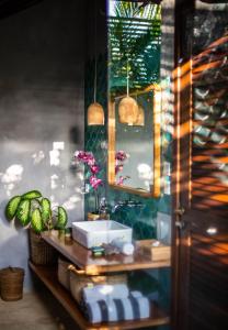 乌鲁瓦图梅拉利滨宁旅馆的一间带水槽和镜子的浴室