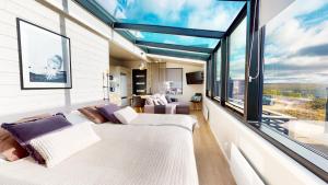 萨利色尔卡Top Star Saariselkä - Arctic Glass Cubes的一间卧室设有一张床和一个大窗户