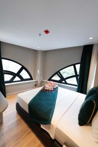 伊斯坦布尔Costera Hotel的一间卧室,船上配有一张大床