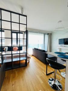 布拉格White Pearl Studio with parking in Holešovice的一间卧室配有一张床和一张书桌