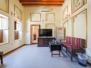 迪拜Heritage Home Guest House的带沙发和电视的客厅