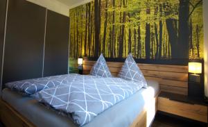 巴特萨克萨Ferienwohnung Busch的一间卧室配有一张壁画床