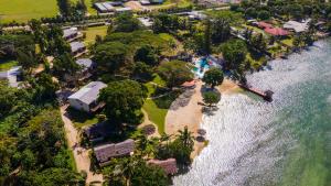 维拉港MG Cocomo Resort Vanuatu的享有度假村和水域的空中景致