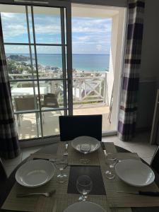 普雷讷夫昂德雷Magnifique vue mer - Tout confort的一张餐桌,享有海景