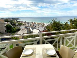 普雷讷夫昂德雷Magnifique vue mer - Tout confort的海景阳台上的桌子
