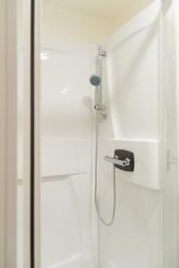 罗德兹Le Place Du Bourg Appartement T2 Centre Historique Rodez的带淋浴喷头的浴室