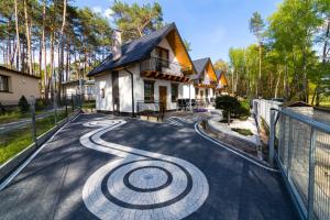 图拉瓦Zatoczka Turawa的车道上拥有螺旋设计的房屋