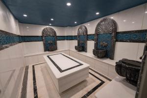 伊斯坦布尔Costera Hotel的带浴缸和卫生间的浴室。