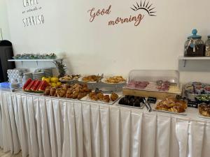 里米尼费多拉里米尼酒店的一张带各种糕点和食物的自助餐桌