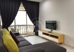 波德申Cozy Apartment 2BR 5pax Glory Beach Resort的带沙发和电视的客厅