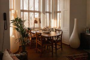 哥本哈根巴贝特古尔德斯梅登酒店的一间带桌椅和窗户的用餐室
