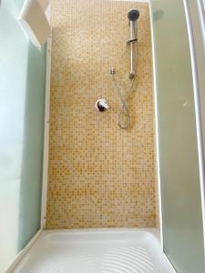 巴勒莫casadifederica的浴室内配有淋浴和头顶淋浴