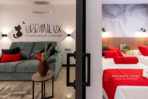 阿尔巴塞特Urbanlux Olimpia Sleep & More的带沙发和2张床的客厅