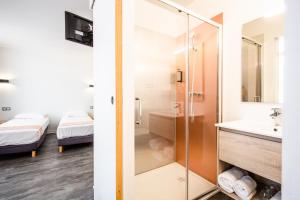 佩皮尼昂Hôtel PB - Paris-Barcelone的带淋浴和盥洗盆的浴室